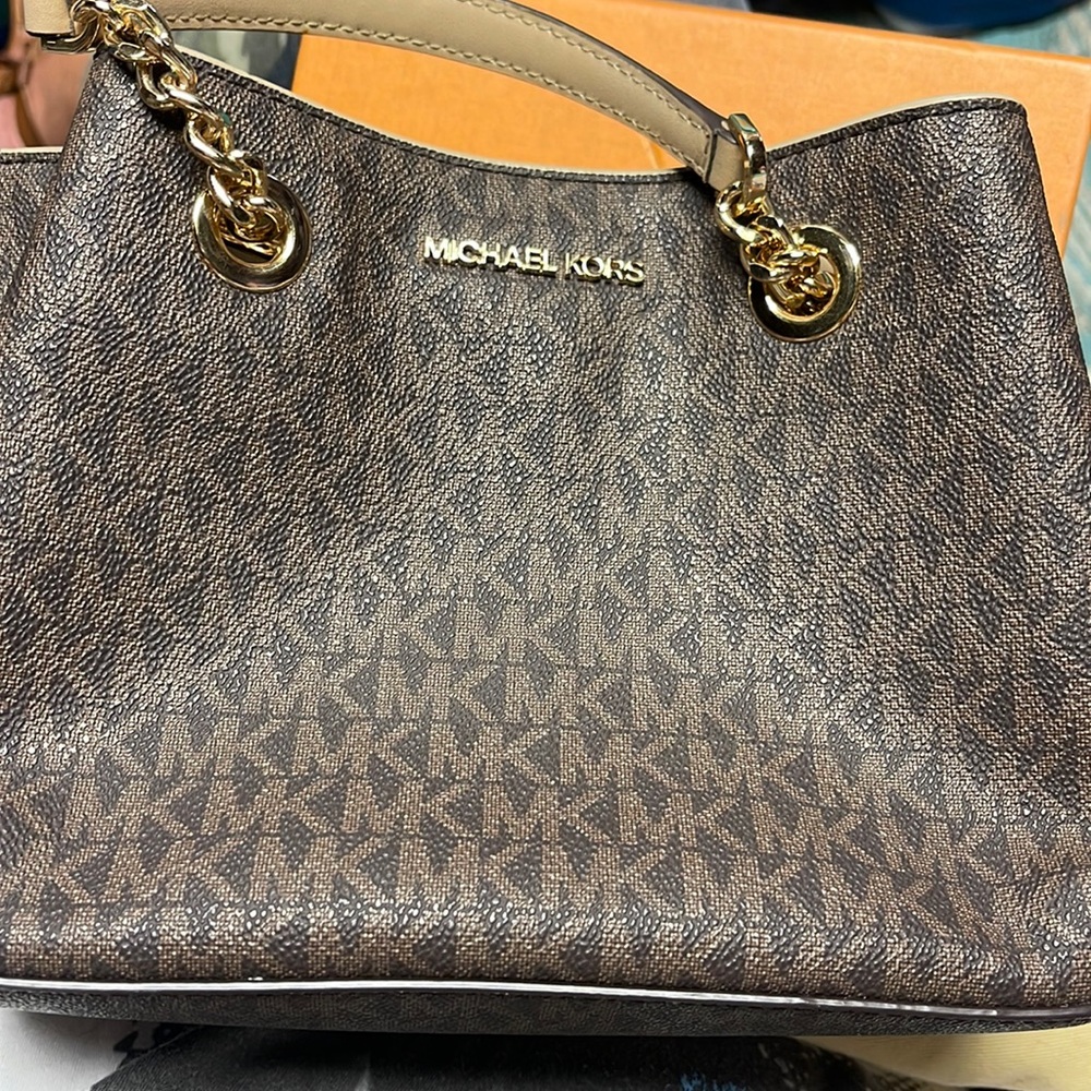 MICHAEL KORS TEAGEN SMALL PVC LEATHER MESSENGER. Perfect Condition Used Once